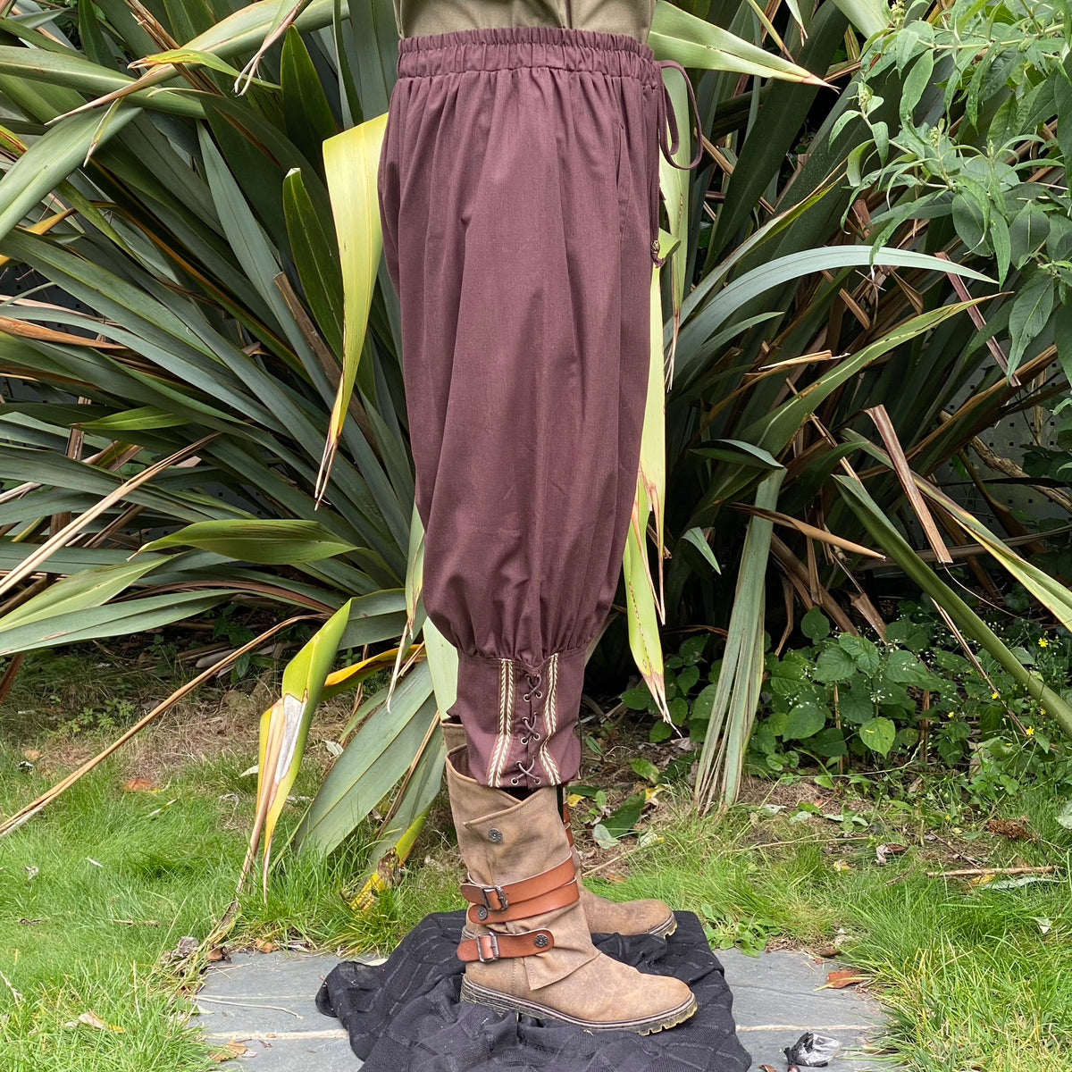 medieval trousers in brown cotton.
