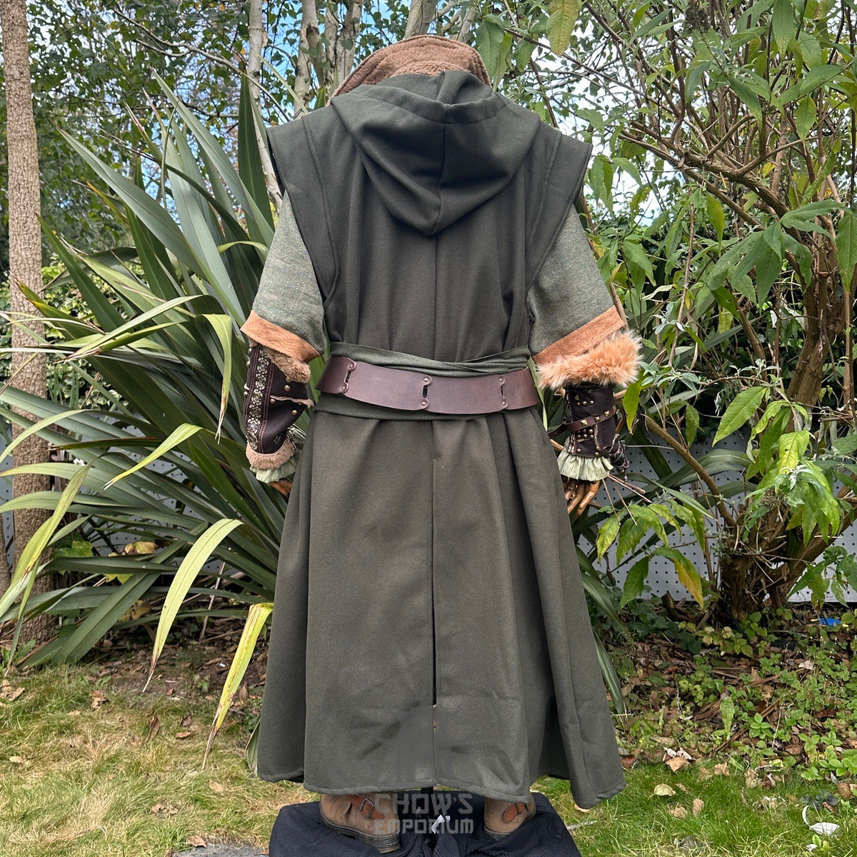Verdant ranger set with hooded robe, brown vambraces, green belt, rear view.