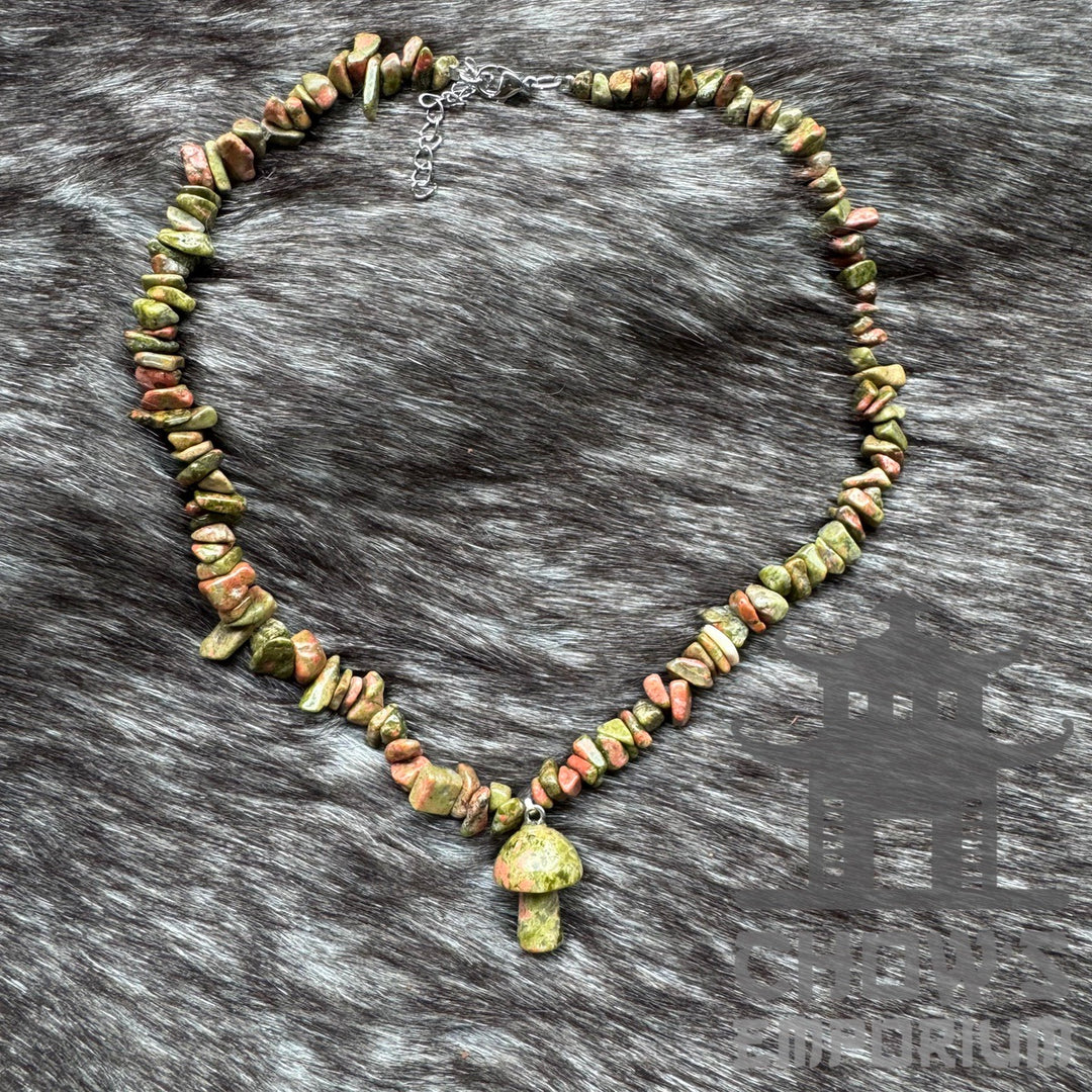 Green polished quartz stone necklace with mushroom for LARP or medieval wear.