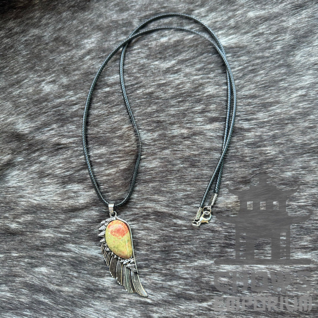 Green lapis lazuli and feather necklace, perfect for medieval LARP attire.