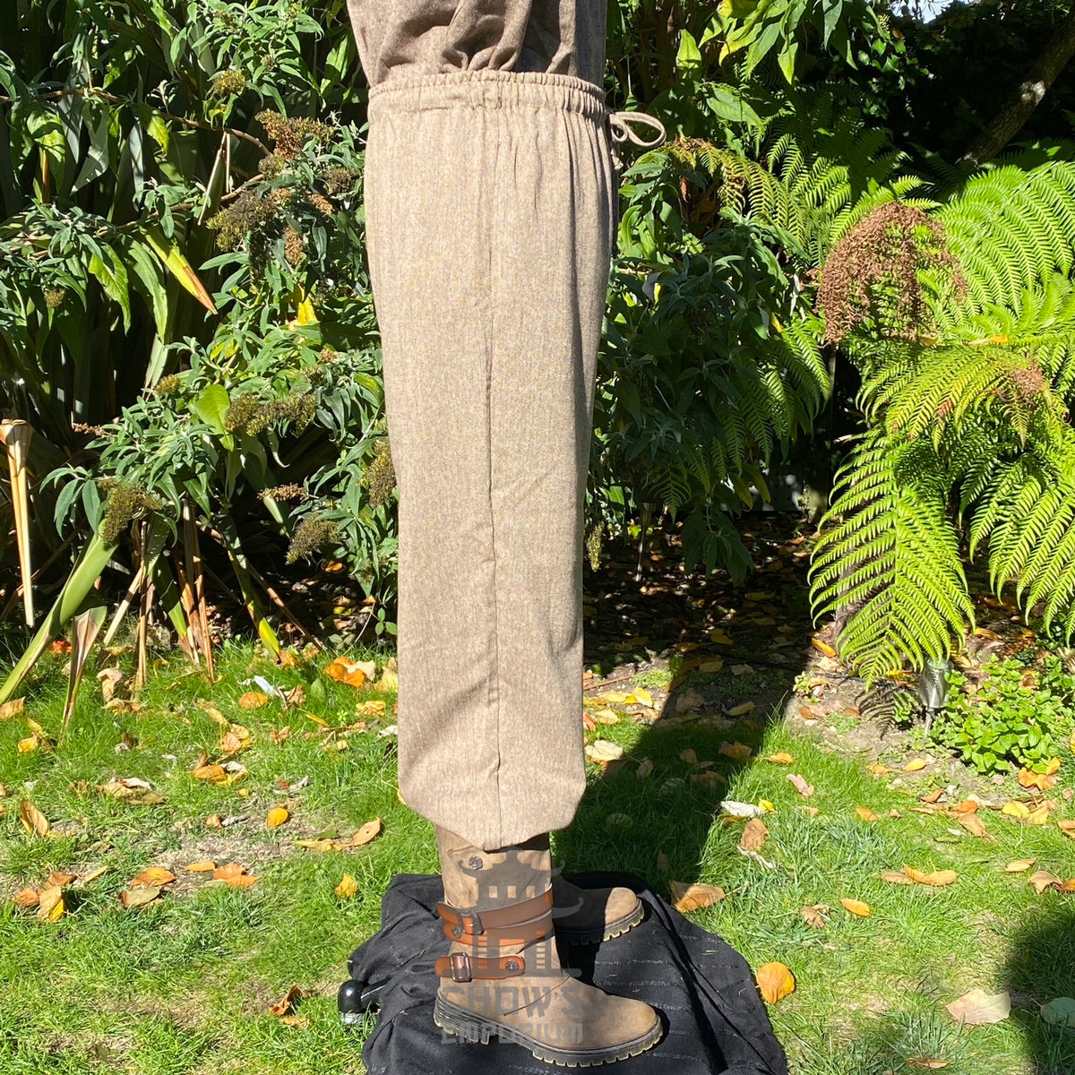 medieval trousers in brown wool with straight cut.