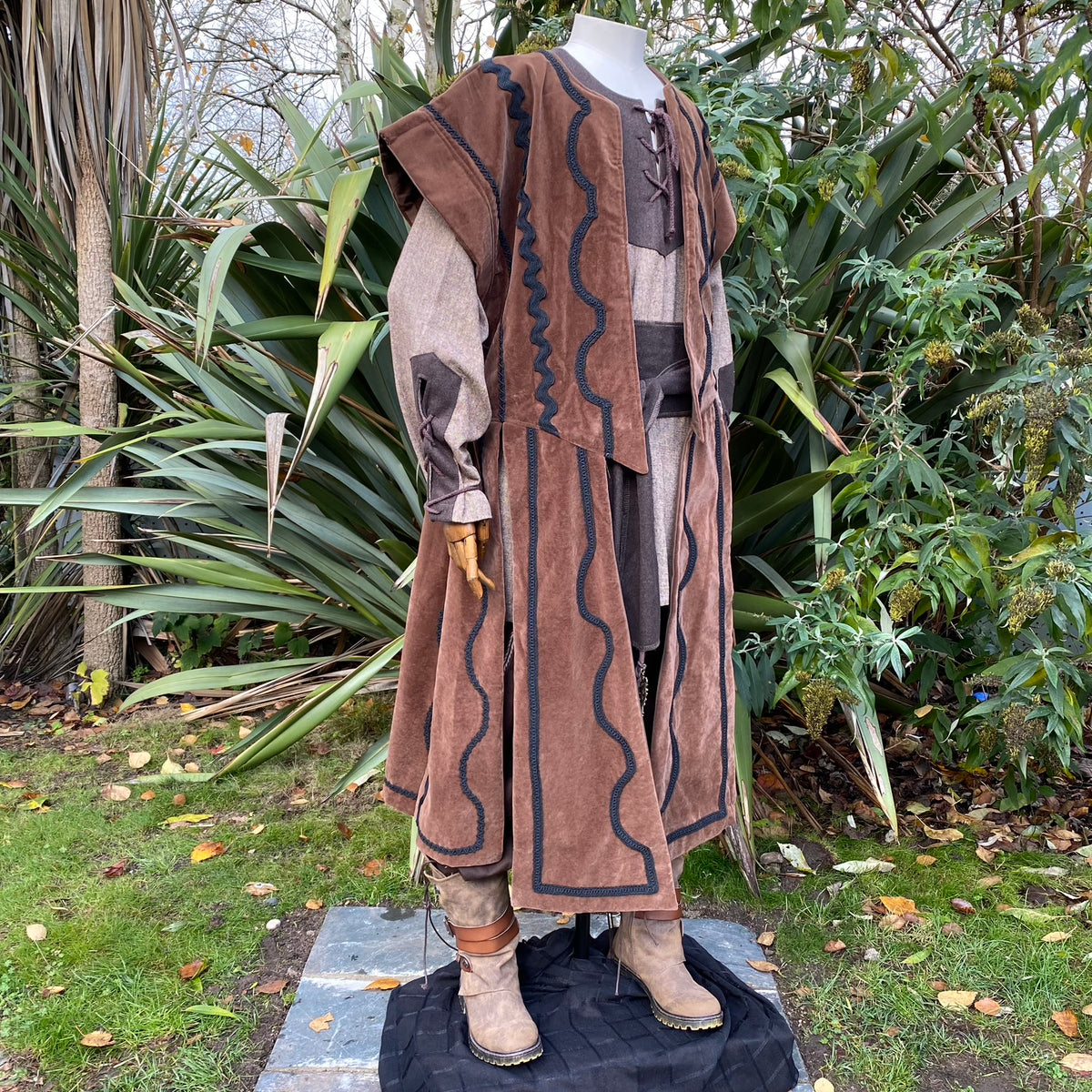 Brown medieval LARP outfit on mannequin, side view.