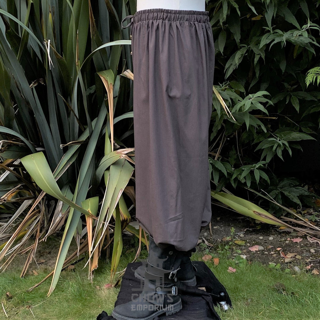 Angled front view of hero-style trousers in grey cotton.