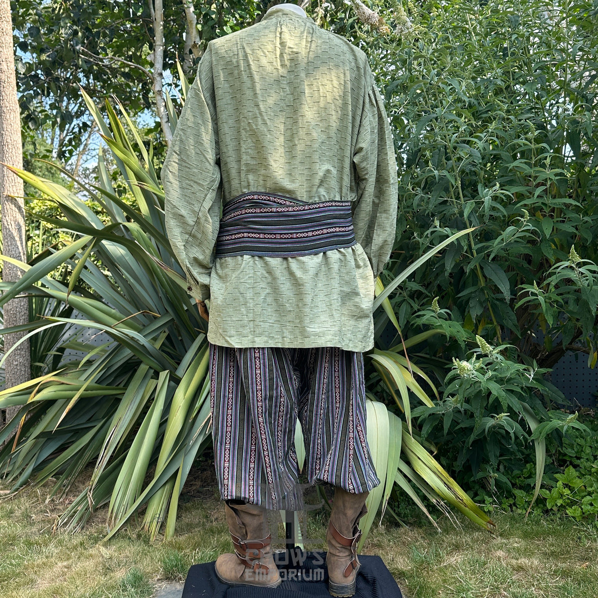 Medieval green textured shirt in cotton and linen, rear view, for LARP events.