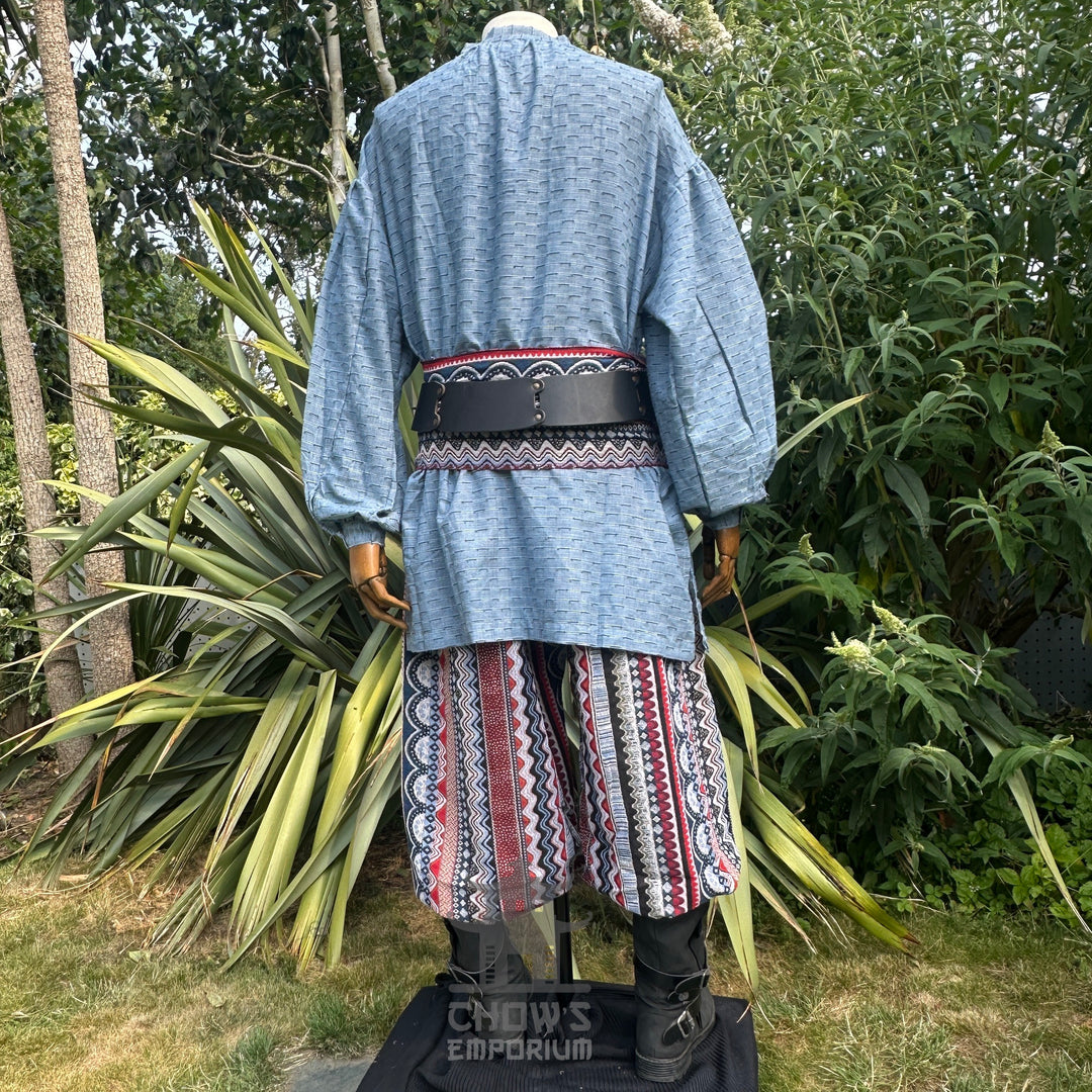 Textured blue medieval shirt in cotton and linen, rear view, for LARP events.