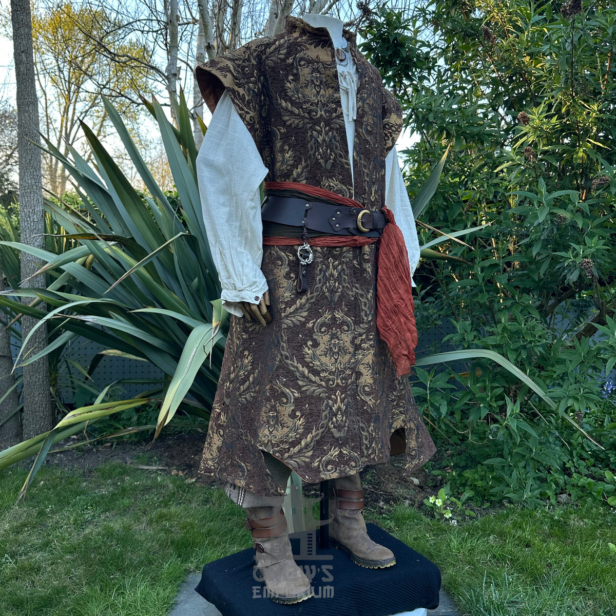 Captain Goldthorn Set, 4+ pieces, Brown &amp; Gold (Waistcoat, Shirt, Sash &amp; Necklace)