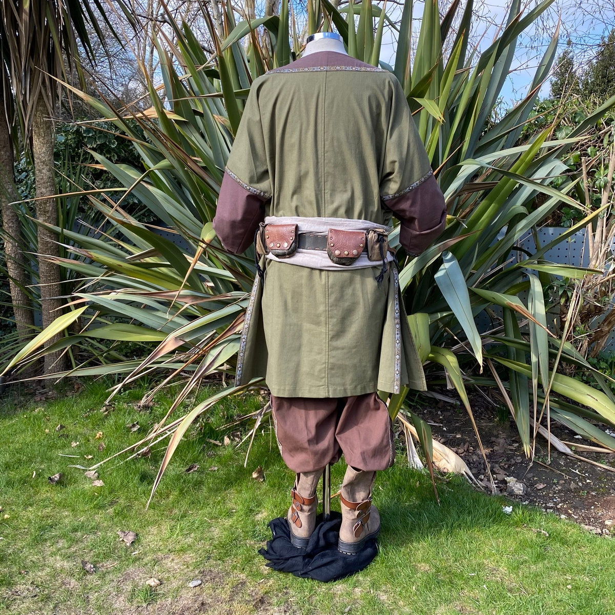 Rear view medieval LARP tunic in green-brown with pouch belt.