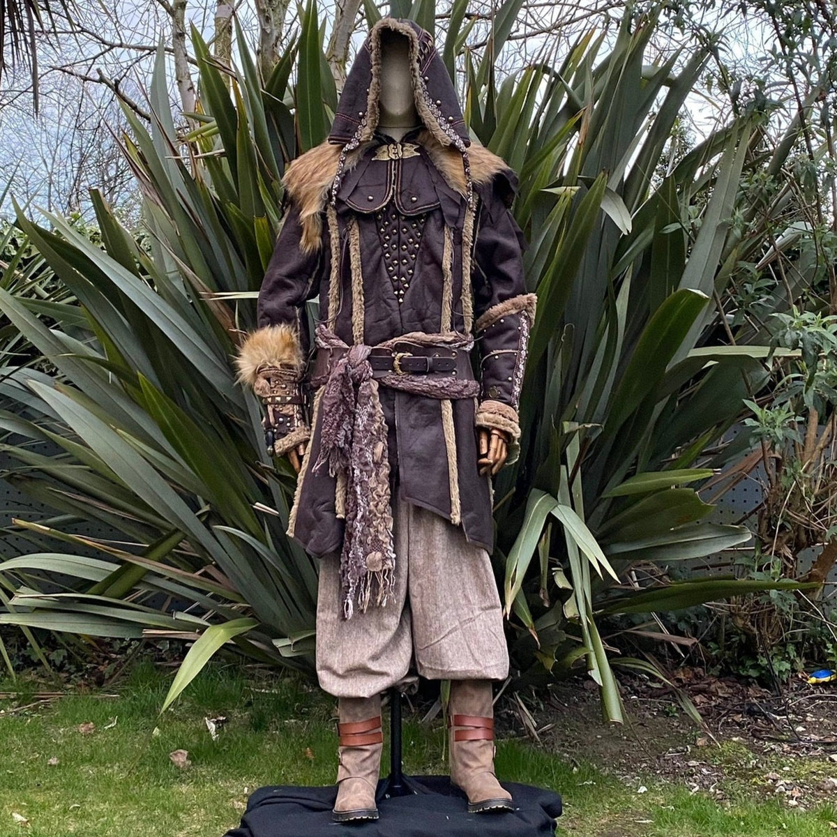 Mannequin in medieval LARP attire with fur-trimmed jacket and detailed vambraces.