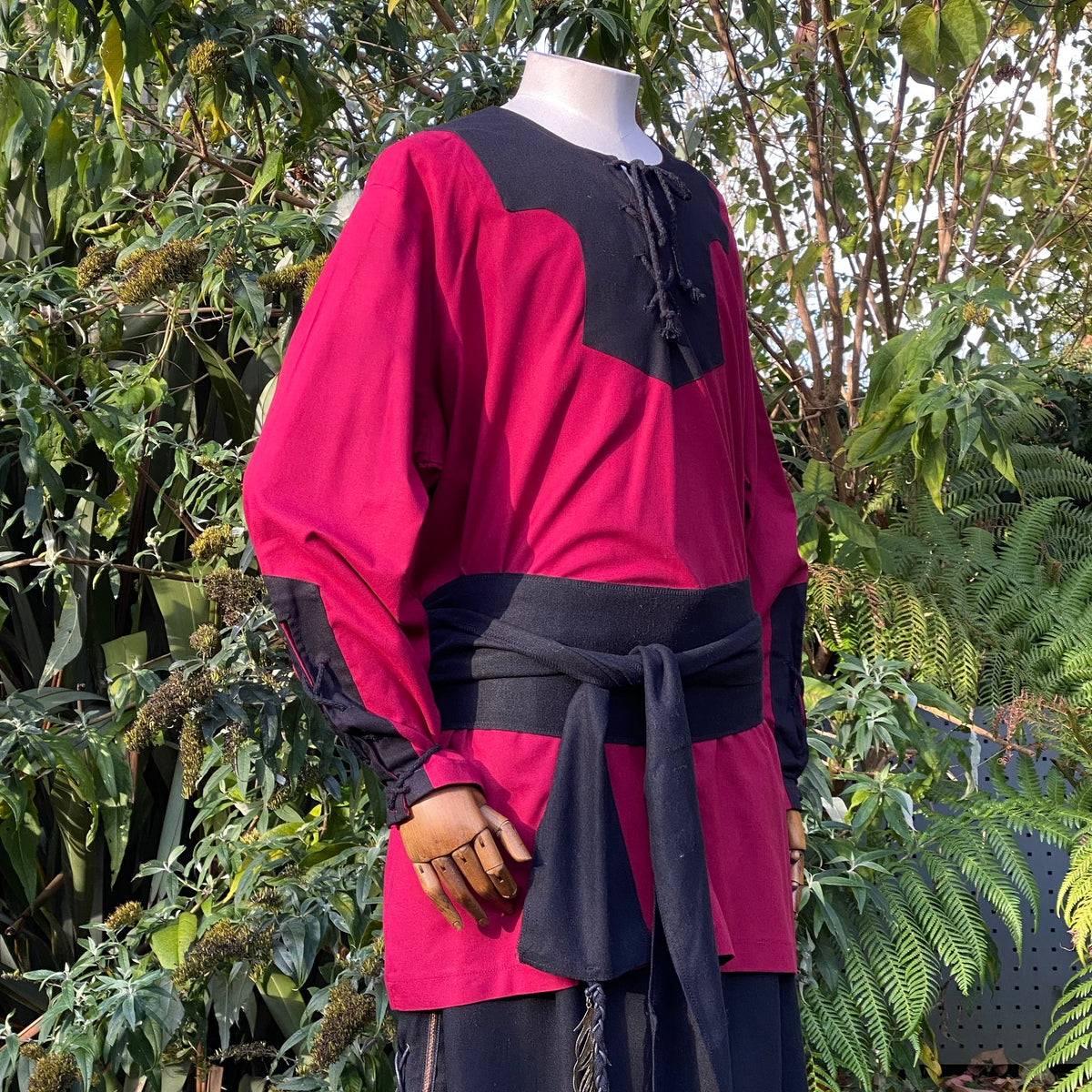 Medieval LARP shirt in red-black with sash.
