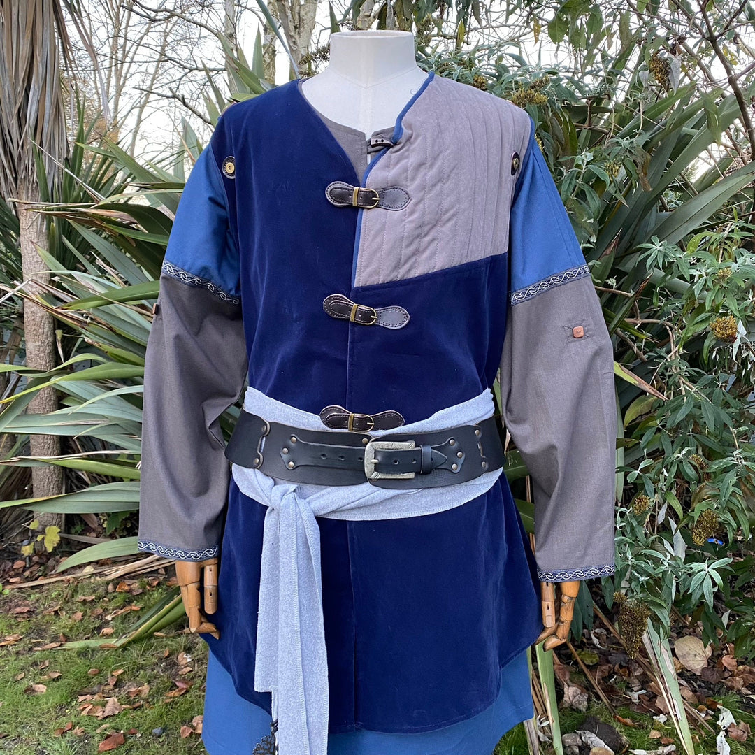 This LARP Gambeson Jacket comes in Blue and Grey Faux Suede. The LARP Armor has Removeable Sleeves.