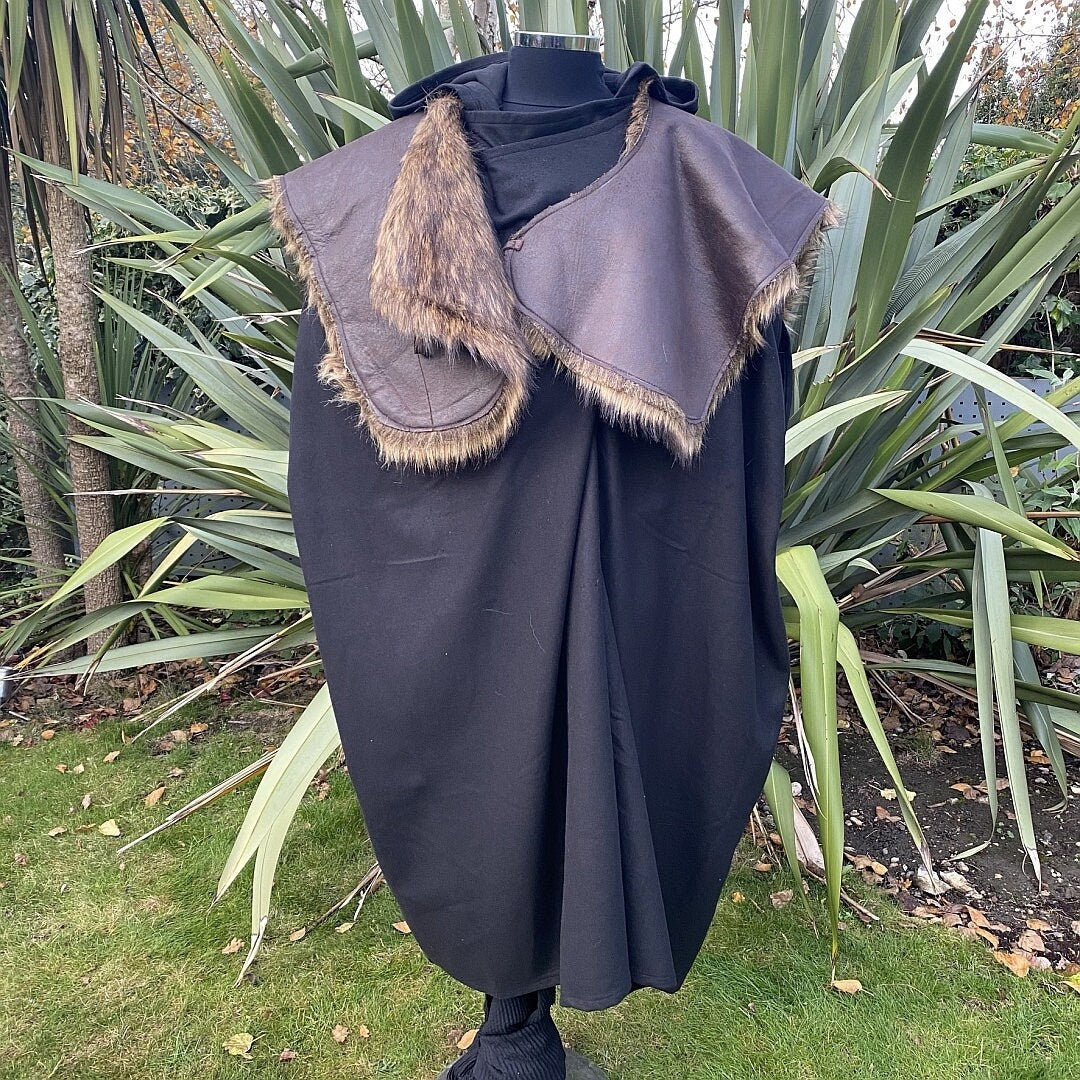 Medieval black wool cloak with fur mantle for LARP.